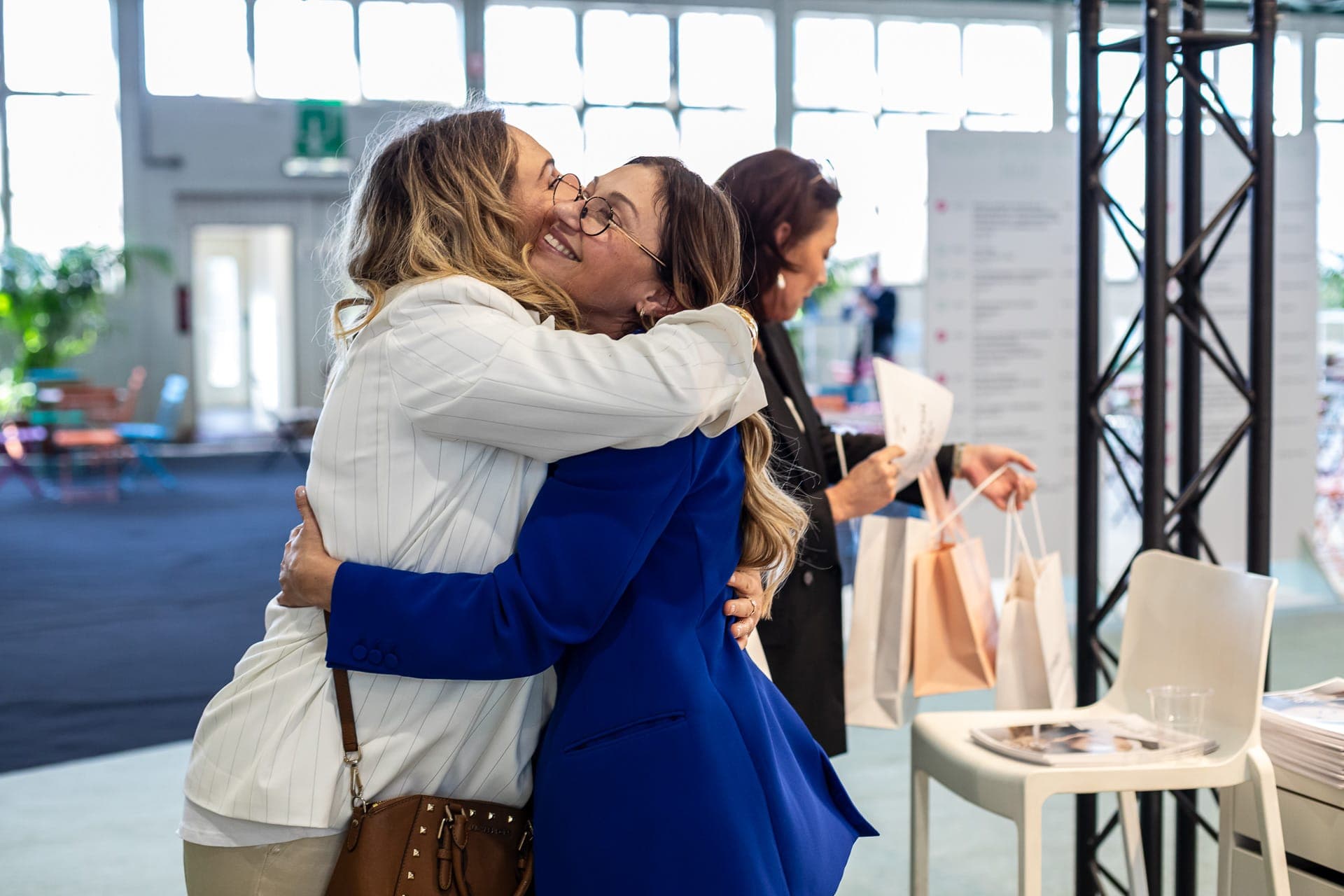 Professionnelles découvrant les technologies Zemits