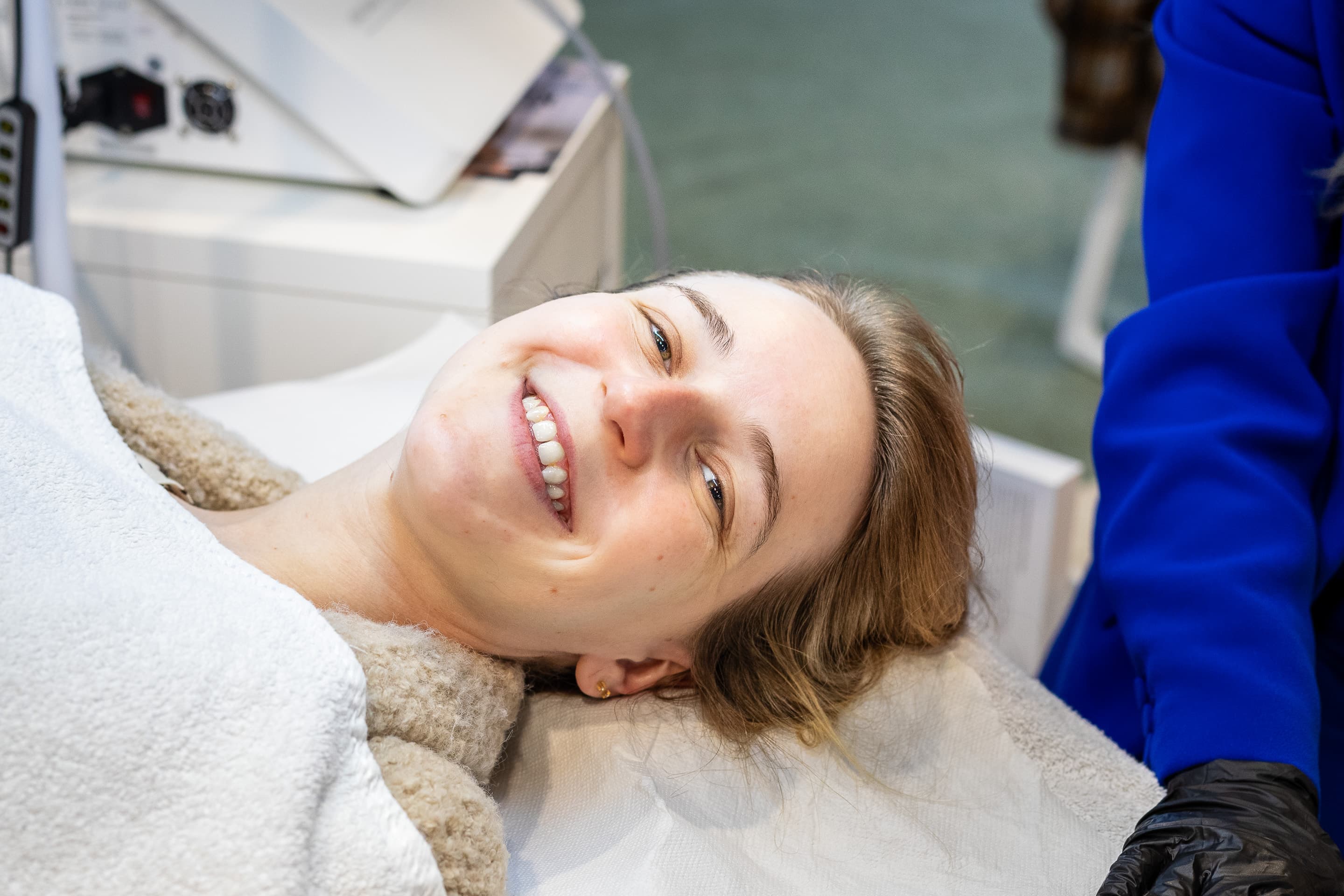 Cliente souriante lors d'une démonstration de soin