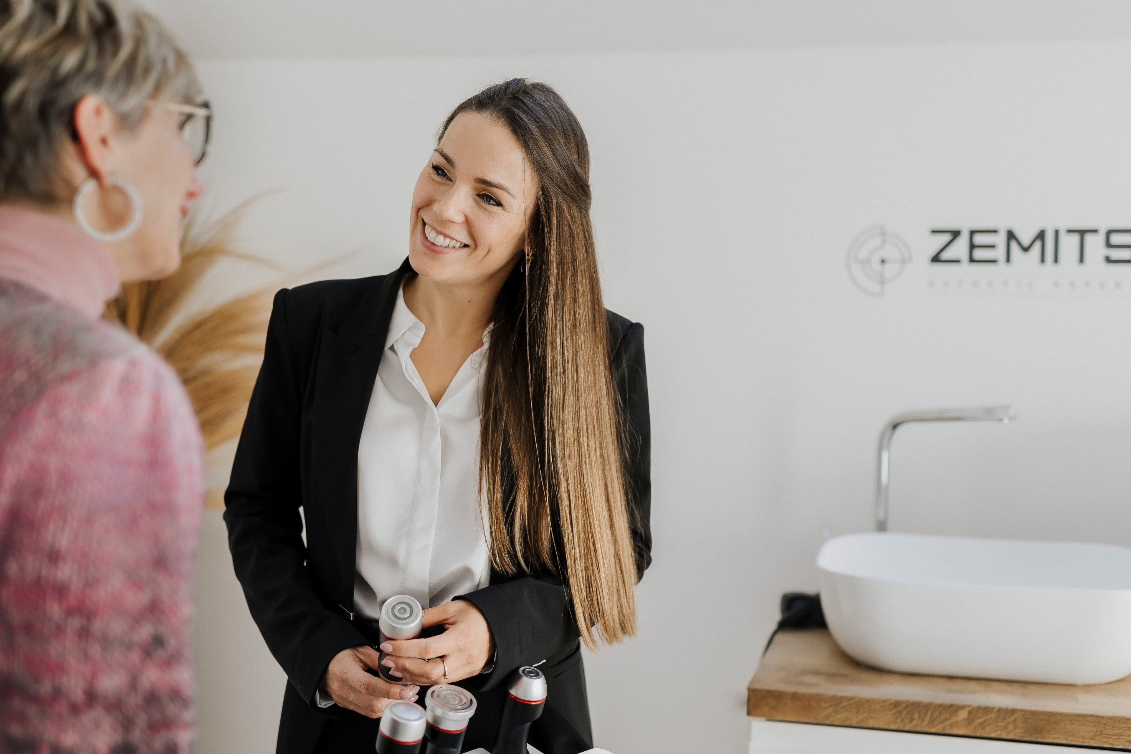 Stéphanie Roland en showroom Milànton, présentation technologies ZEMITS
